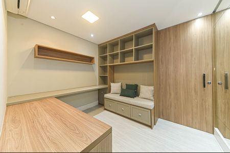 Apartamento à venda com 225m², 3 quartos e 4 vagas Apartamento à venda com 225m², 3 quartos e 4 vagasEscritório