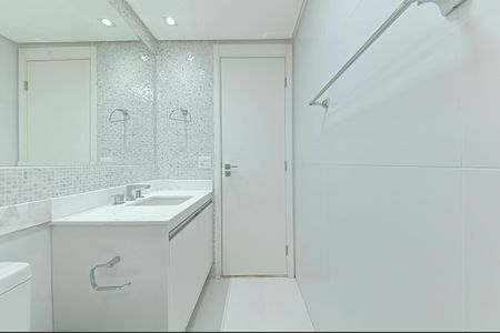 Apartamento à venda com 225m², 3 quartos e 4 vagas Apartamento à venda com 225m², 3 quartos e 4 vagasBanheiro da Suíte 2