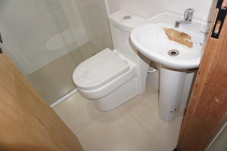 Banheiro de apartamento para alugar com 1 quarto, 40m² em Jardim Castilho, Embu das Artes