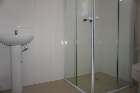 Banheiro de apartamento para alugar com 1 quarto, 40m² em Jardim Castilho, Embu das Artes