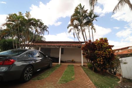 Fachada de casa para alugar com 3 quartos, 250m² em Cidade Jardim, Uberlândia
