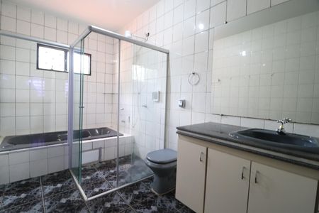 Casa para alugar com 300m², 3 quartos e 6 vagasBanheiro do Quarto 1