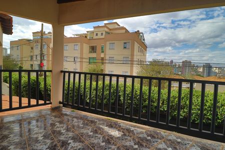 Casa para alugar com 300m², 3 quartos e 6 vagasSacada da Sala 2
