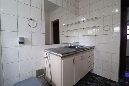Banheiro do Quarto 1 de casa para alugar com 3 quartos, 300m² em Tubalina, Uberlândia