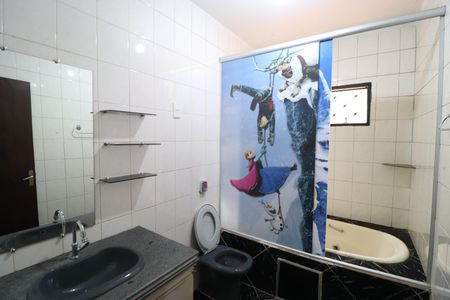 Casa para alugar com 300m², 3 quartos e 6 vagasBanheiro do Quarto 2