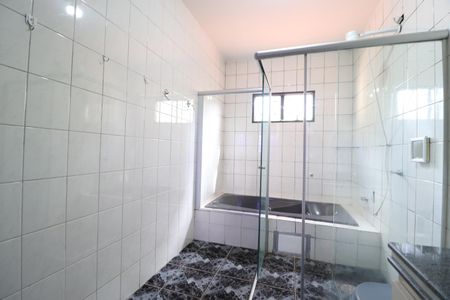 Casa para alugar com 300m², 3 quartos e 6 vagasBanheiro do Quarto 1