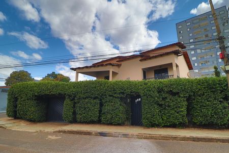 Casa para alugar com 300m², 3 quartos e 6 vagasFachada