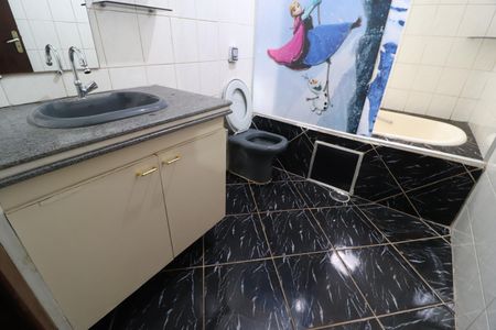 Casa para alugar com 300m², 3 quartos e 6 vagasBanheiro do Quarto 2