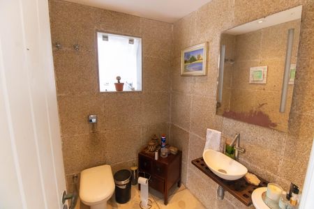 Banheiro Social de casa de condomínio à venda com 4 quartos, 1155m² em Itaipu, Niterói