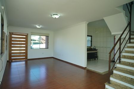 Sala de casa de condomínio para alugar com 5 quartos, 252m² em Itaupuaçu, Maricá