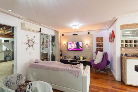Sala de casa de condomínio para alugar com 3 quartos, 120m² em Chácara Quiriri, Carapicuíba