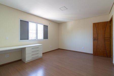 Casa para alugar com 277m², 3 quartos e 3 vagas Casa para alugar com 277m², 3 quartos e 3 vagasQuarto 1 - Suíte