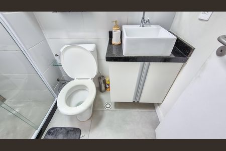 Banheiro  de apartamento para alugar com 2 quartos, 49m² em Vista Alegre, Rio de Janeiro