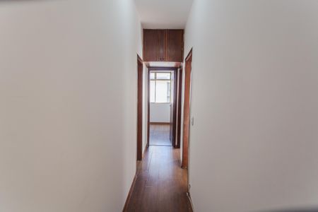 Corredor de apartamento para alugar com 3 quartos, 92m² em Cruzeiro, Belo Horizonte