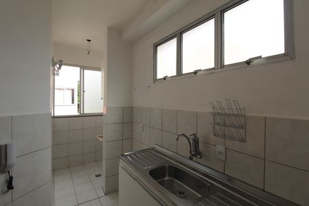 Cozinha e Área de Serviço de apartamento para alugar com 3 quartos, 49m² em Jardim Guanabara, Belo Horizonte
