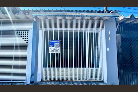 Placa instalada na fachada do imóvel  de casa para alugar com 2 quartos, 73m² em Jardim Santa Cecilia, Guarulhos