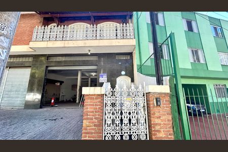 Placa instalada na fachada do imóvel  de casa para alugar com 4 quartos, 200m² em Vila das Palmeiras, Guarulhos