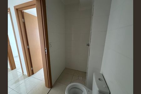 Banheiro de apartamento para alugar com 2 quartos, 46m² em Parque Sao Vicente, São Vicente