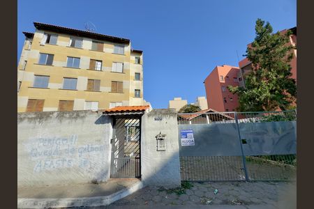 Placa instalada na fachada do imóvel  de apartamento para alugar com 2 quartos, 54m² em Jardim Tranquilidade, Guarulhos