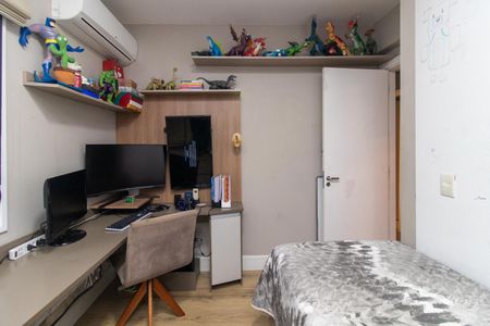 Quarto 2 de apartamento para alugar com 2 quartos, 67m² em Santo Antônio, Porto Alegre