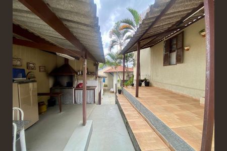 Casa à venda com 230m², 6 quartos e 4 vagas