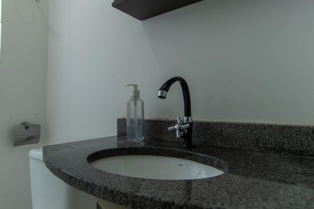 Banheiro - torneira de apartamento para alugar com 2 quartos, 45m² em Vila Monte Serrat, Cotia