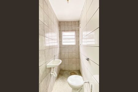 Banheiro de casa para alugar com 2 quartos, 67m² em Vila Constanca, São Paulo