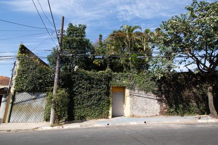 Casa à venda com 864m², 2 quartos e 4 vagas Casa à venda com 864m², 2 quartos e 4 vagasFachada