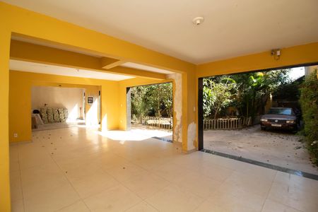 Casa à venda com 864m², 2 quartos e 4 vagas Casa à venda com 864m², 2 quartos e 4 vagasGaragem