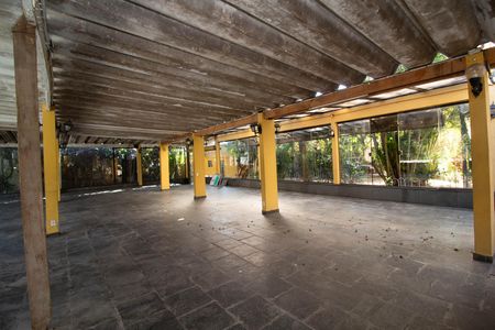 Casa à venda com 864m², 2 quartos e 4 vagas Casa à venda com 864m², 2 quartos e 4 vagasSalão de Festas