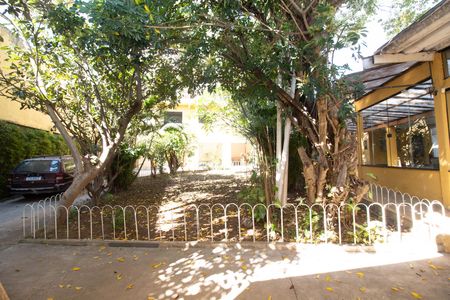 Casa à venda com 864m², 2 quartos e 4 vagas Casa à venda com 864m², 2 quartos e 4 vagasÁrea externa