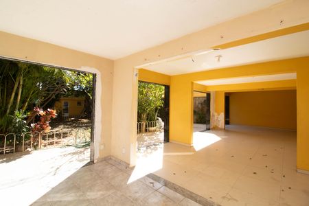 Casa à venda com 864m², 2 quartos e 4 vagas Casa à venda com 864m², 2 quartos e 4 vagasGaragem