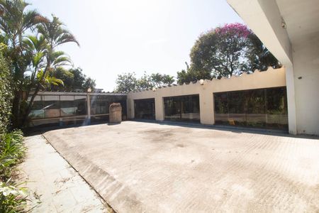 Casa à venda com 864m², 2 quartos e 4 vagas Casa à venda com 864m², 2 quartos e 4 vagasÁrea externa