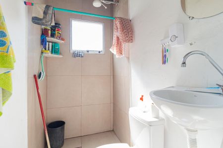 Banheiro de casa para alugar com 2 quartos, 40m² em Vila Veloso, Carapicuíba