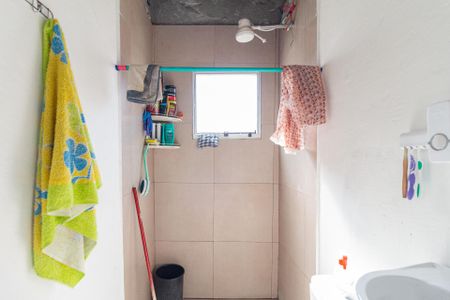 Banheiro de casa para alugar com 2 quartos, 40m² em Vila Veloso, Carapicuíba