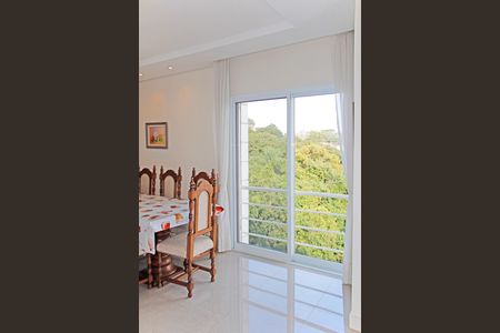 Casa de condomínio para alugar com 300m², 3 quartos e 4 vagasSala