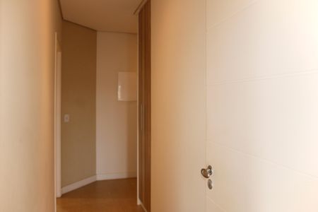 Casa de condomínio para alugar com 300m², 3 quartos e 4 vagasCorredor