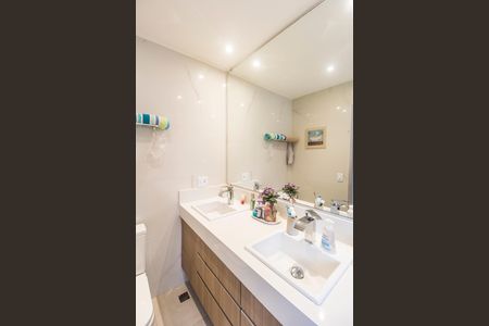 Apartamento à venda com 133m², 3 quartos e 2 vagas Apartamento à venda com 133m², 3 quartos e 2 vagasBanheiro da Suíte