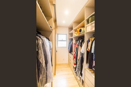 Apartamento à venda com 133m², 3 quartos e 2 vagas Apartamento à venda com 133m², 3 quartos e 2 vagasCloset da suíte