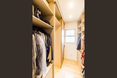 Apartamento à venda com 133m², 3 quartos e 2 vagas Apartamento à venda com 133m², 3 quartos e 2 vagasCloset da suíte