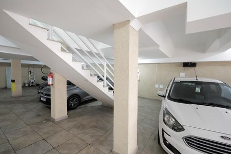 Apartamento à venda com 88m², 2 quartos e 1 vaga Apartamento à venda com 88m², 2 quartos e 1 vagaEscada