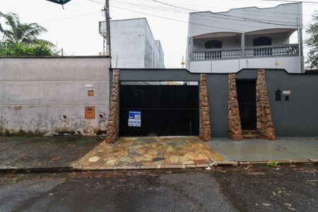 Casa para alugar com 256m², 4 quartos e 3 vagas
