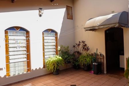 Casa à venda com 197m², 5 quartos e 3 vagas Casa à venda com 197m², 5 quartos e 3 vagasQuintal