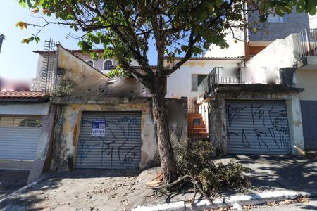 Casa à venda com 224m², 2 quartos e 2 vagas Casa à venda com 224m², 2 quartos e 2 vagasFachada