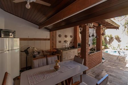 Casa à venda com 270m², 3 quartos e 3 vagas Casa à venda com 270m², 3 quartos e 3 vagasVaranda