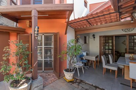 Casa à venda com 270m², 3 quartos e 3 vagas Casa à venda com 270m², 3 quartos e 3 vagasQuintal