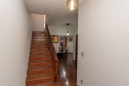 Casa à venda com 270m², 3 quartos e 3 vagas Casa à venda com 270m², 3 quartos e 3 vagasEscadas