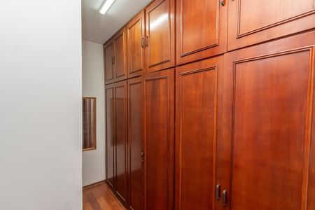 Casa à venda com 270m², 3 quartos e 3 vagas Casa à venda com 270m², 3 quartos e 3 vagasCloset da Suíte 2