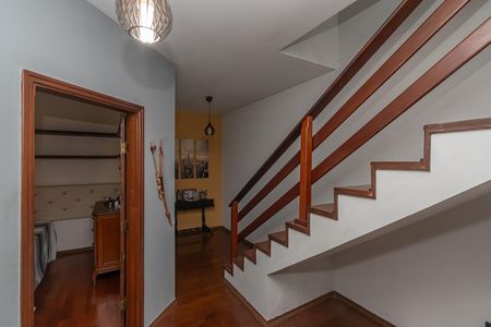 Casa à venda com 270m², 3 quartos e 3 vagas Casa à venda com 270m², 3 quartos e 3 vagasHall