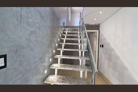 Casa de condomínio para alugar com 250m², 3 quartos e 4 vagas Casa de condomínio para alugar com 250m², 3 quartos e 4 vagasEscada